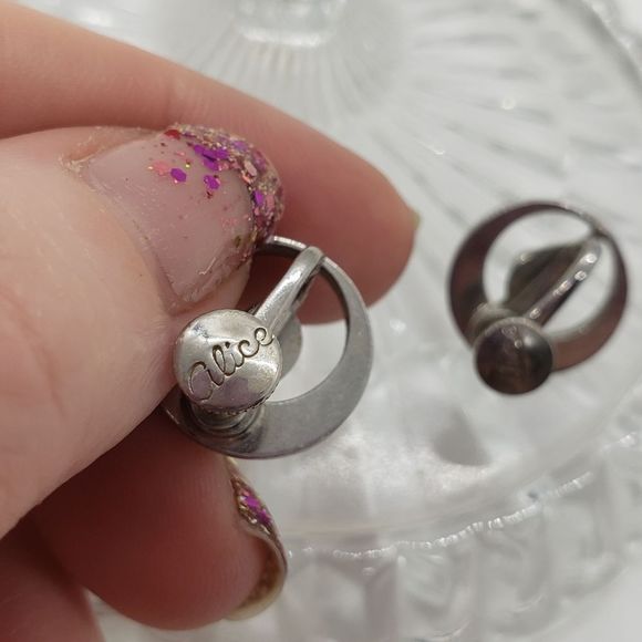 Vintage Alice 🥰 Silver Tone Round Screw Back Earrings - Picture 5 of 5